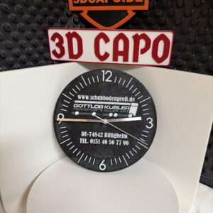 Wanduhr mit ihrem Logo